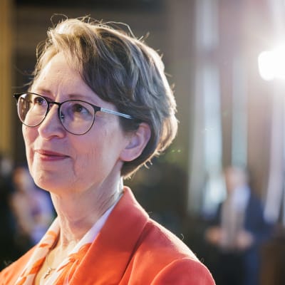 Sari Essayah puhuu medialle Helsingin Säätytalolla 16. kesäkuuta 2023.