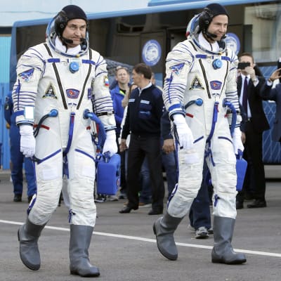 Nick hague och Alexey Ovchinin inför starten mot ISS.