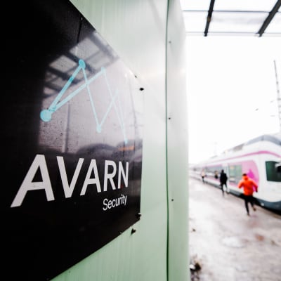 Avarn Securityn logo Helsingin päärautatieasemalla joulukuussa.