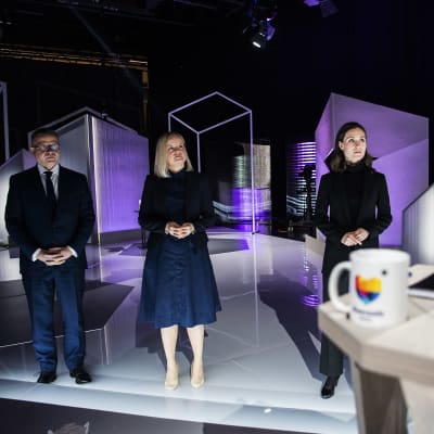 Sanna Marin, Petteri Orpo ja Riikka Purra tutustuivat Ylen studioon.