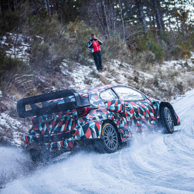 Kalle Rovanperä testaamassa uutta Rally1-autoa ennen Monte Carlon MM-rallia.