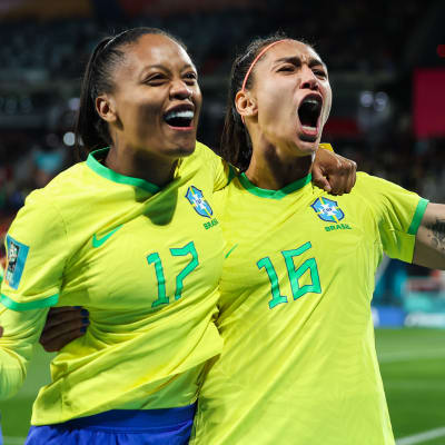 Brasilian Ary Borges ja Beatriz juhlivat joukkueen maalia.