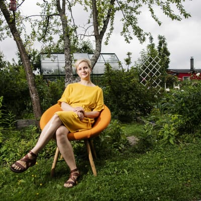 Silja Varjonen vieraili 8 minuuttia -keskusteluohjelmassa, joka kuvattiin 13. heinäkuuta Vallilan siirtolapuutarhassa Helsingissä.