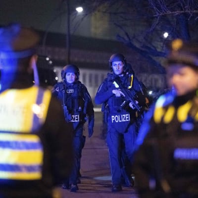 poliiseja ampumapaikalla Hampurissa.