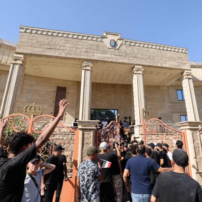 Demonstranter framför Sveriges ambassad i Bagdad.