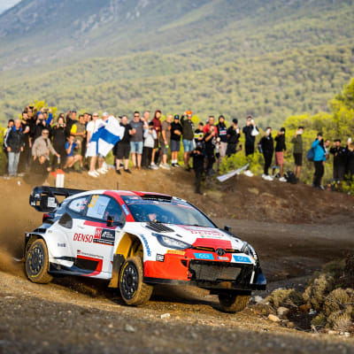 Elfyn Evansin ralliauto vauhdissa