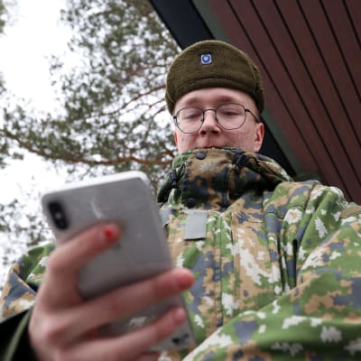 jääkäri Tony Säiläkivi katsoo TikTok videota kännykästä