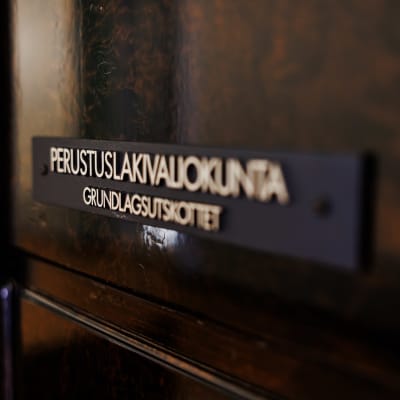 Perustustuslakivaliokunnan ovi eduskunnassa 18. lokakuuta.