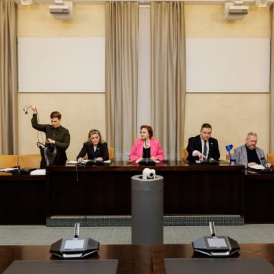 Valiokunnan tyytyväiset jäsenet kertoivat uudesta laista eduskunnan Arkadia-salissa 17. helmikuuta.