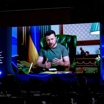Ukrainas president talar över videolänk.