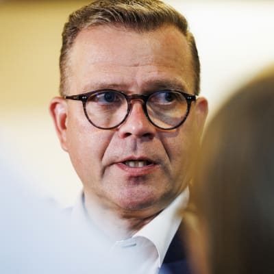 Statsminister Petteri Orpo i glasögon.