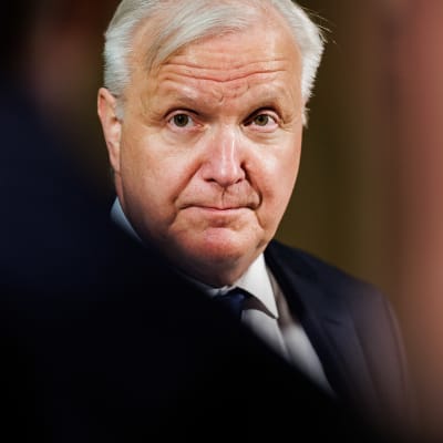 Olli Rehn puhuu medialle.