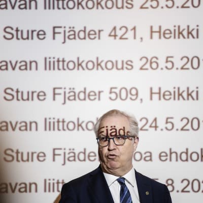 Akavan puheenjohtaja Stude Fjäder piti 20. kesäkuuta 2022 tiedotustilaisuuden medialle.