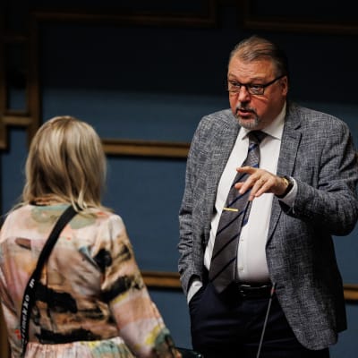 Jari Kinnunen jutteli Hanna Kososen kanssa ennen istunnon alkua.