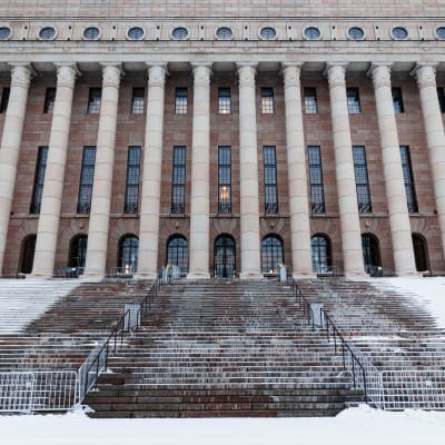 Riksdagshuset, med en stor del av trapporna som är snötäckta.