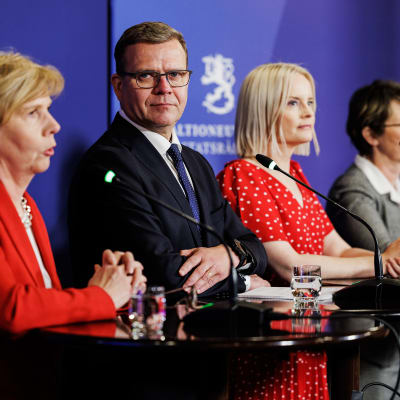 Anna-Maja Henriksson, Petteri Orpo, Riikka Purra ja Sari Essayah pitivät tiedotustilaisuudessa Säätytalolla.