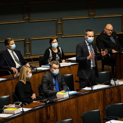 Regeringen svarade den 24 november på interpellationen från Sannfinländarna, Samlingspartiet, Kristdemokraterna och Rörelse Nu.