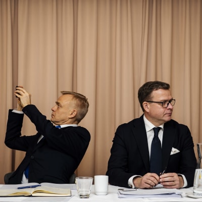 Kokoomus julkisti vaihtoehtobudjettinsa 26. marraskuuta Botta-ravintolassa Helsingissä. 