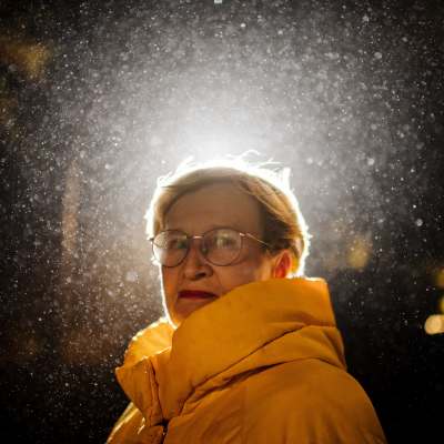 Ulla-Maj Wideroos poseeraa kameralle sateessa.