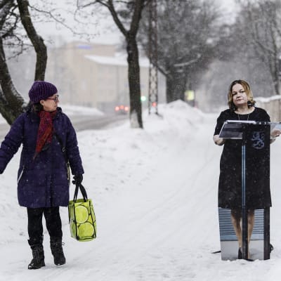 Pahvista tehty Krista Kiurun hahmo THL:n pääkonttorin edessä lumisateessa helmikuussa 2022.