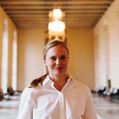 Hanna Kosonen eduskunnassa.