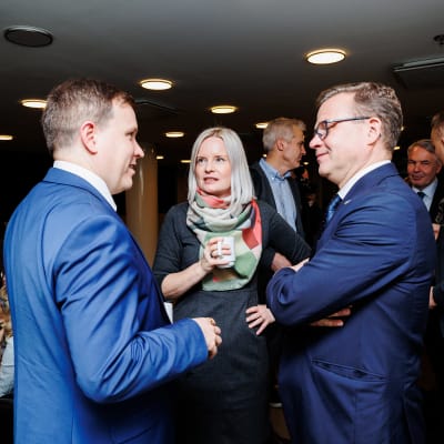Petteri Orpo juttelee Riikka Purran ja Ville Tavion kanssa.