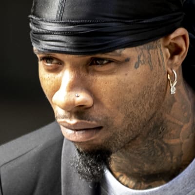 Rapparen Tory Lanez har på sig en svart durag då han går ut ur domstolen i Los Angeles 2022. 