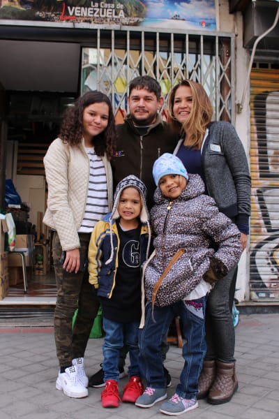 Familjen Bellomo fotograferad utanför Casa de Vene