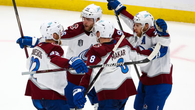 Gabriel Landeskog, Mikko Rantanen, Cale Makar och Nathan MacKinnon firar ett mål.