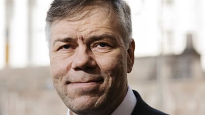 Finansministeriets kanslichef Juha Majanen utanför statsrådsborgen invid Senatstorget i Helsingfors.