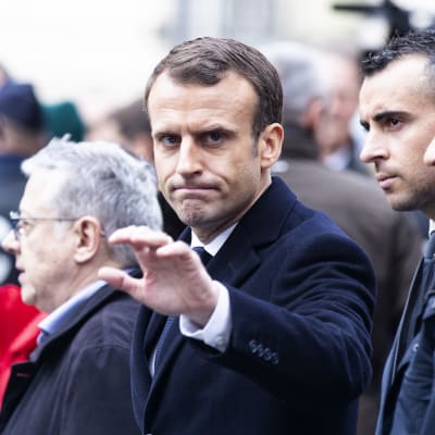 Macron vinkade till åskådare då han inspekterade skadorna på Champs Élysées den 2 december efter det veckoslutets protester.