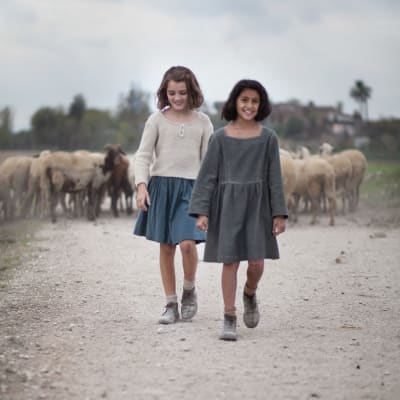 Lila (Ludovica Nasti) och Elena (Elisa del Genio)