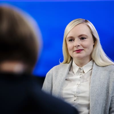 Maria Ohisalo iklädd skjorta och tröja i Morgonettans studio.