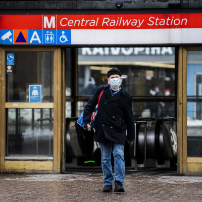 Helsingin keskustassa oli 13. maaliskuuta rauhallista, ja moni käytti kasvomaskia.