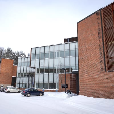 Jyväskylän yliopiston Opinkivi-rakennus ulkoa talvella.