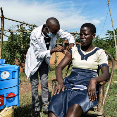 Terveystyöntekijä antaa rokotuksen Keniassa.