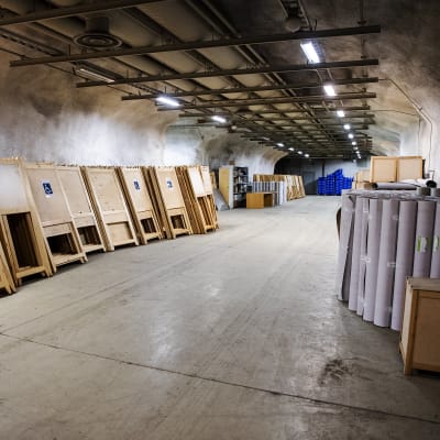 Lähes tuhatta äänestyskoppia ja satoja vaaliuurnia säilytetään Helsingin kaupungin varastossa maan alla.