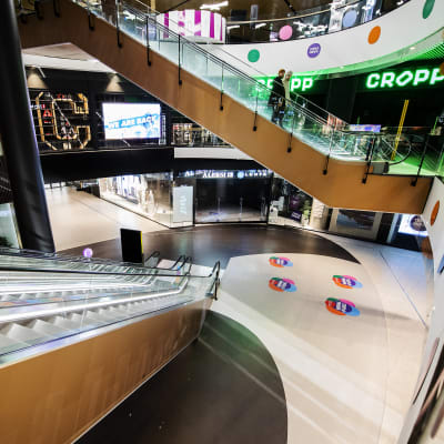Lähes autio Mall of Tripla maaliskuussa 2021.