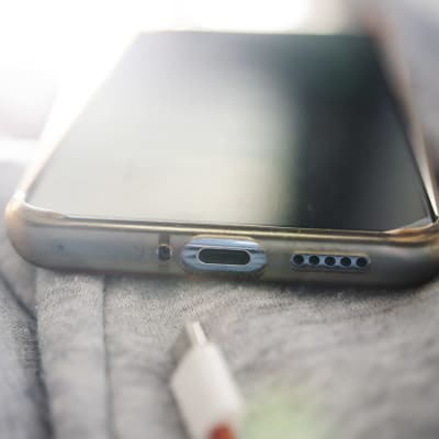 USB C -liitäntä OnePlus-älypuhelimessa.