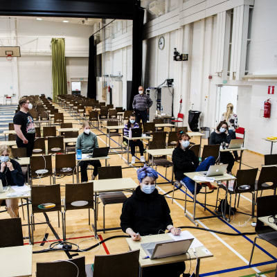 Helsingin Kallion lukion liikunsalissa tehtiin 18. maaliskuuta vieraan kielen lyhyen oppimäärän ylioppilaskoe.