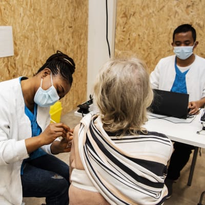 En person får Astra Zeneca-vaccinet.