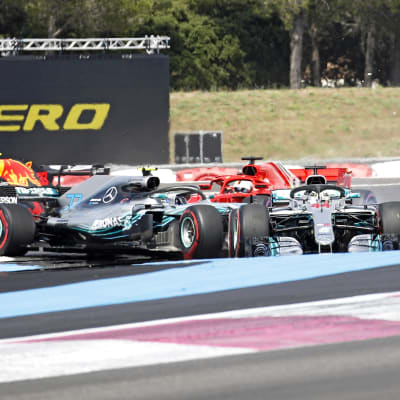 Sebastian Vettel kör in i Valtteri Bottas.