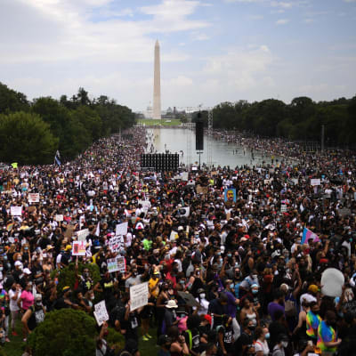 Tusentals demonstranter samlades runt Lincolnmonumentet i Wasington D.C för att protestera mot polisvåld.