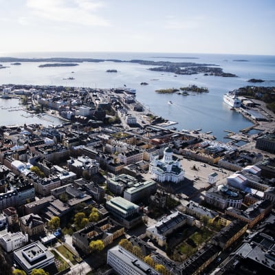 En flygbild över centrala Helsingfors i maj.