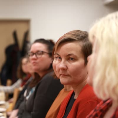 SuPerin pääluottamushenkilö Virve Hyvönen kuuntelee.