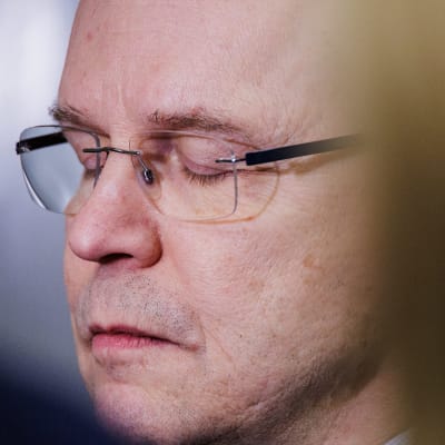 Jarkko Ruohoniemi kuuntelee Riku Aaltoa.