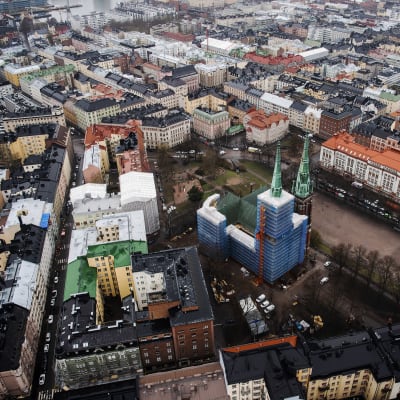 Ilmakuvassa on Helsingin Johanneksenkirkko remontoitavana toukokuussa 2021.