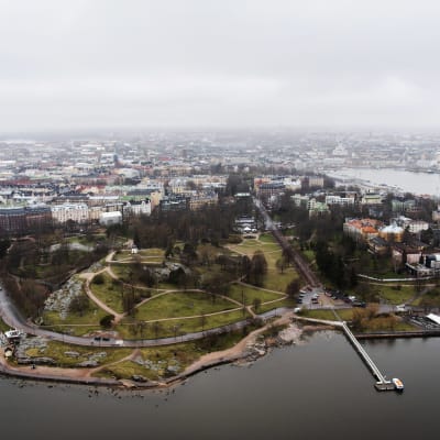 Ilmakuvassa on Helsingin Kaivopuisto toukokuussa 2021.