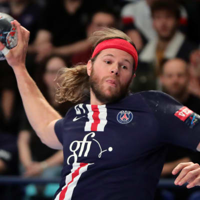 Mikkel Hansen försöker sig på ett genombrott i en Champions Leagu-match.