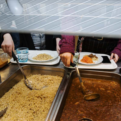 Kulosaaren yhteiskoulun koululounaalla tarjoiltiin porsas-nautapataa paprikalla ja täysjyvävehnää 19. helmikuuta.